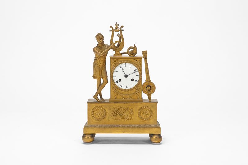 Francia, secolo XIX, Pendola da appoggio in bronzo dorato con Apollo