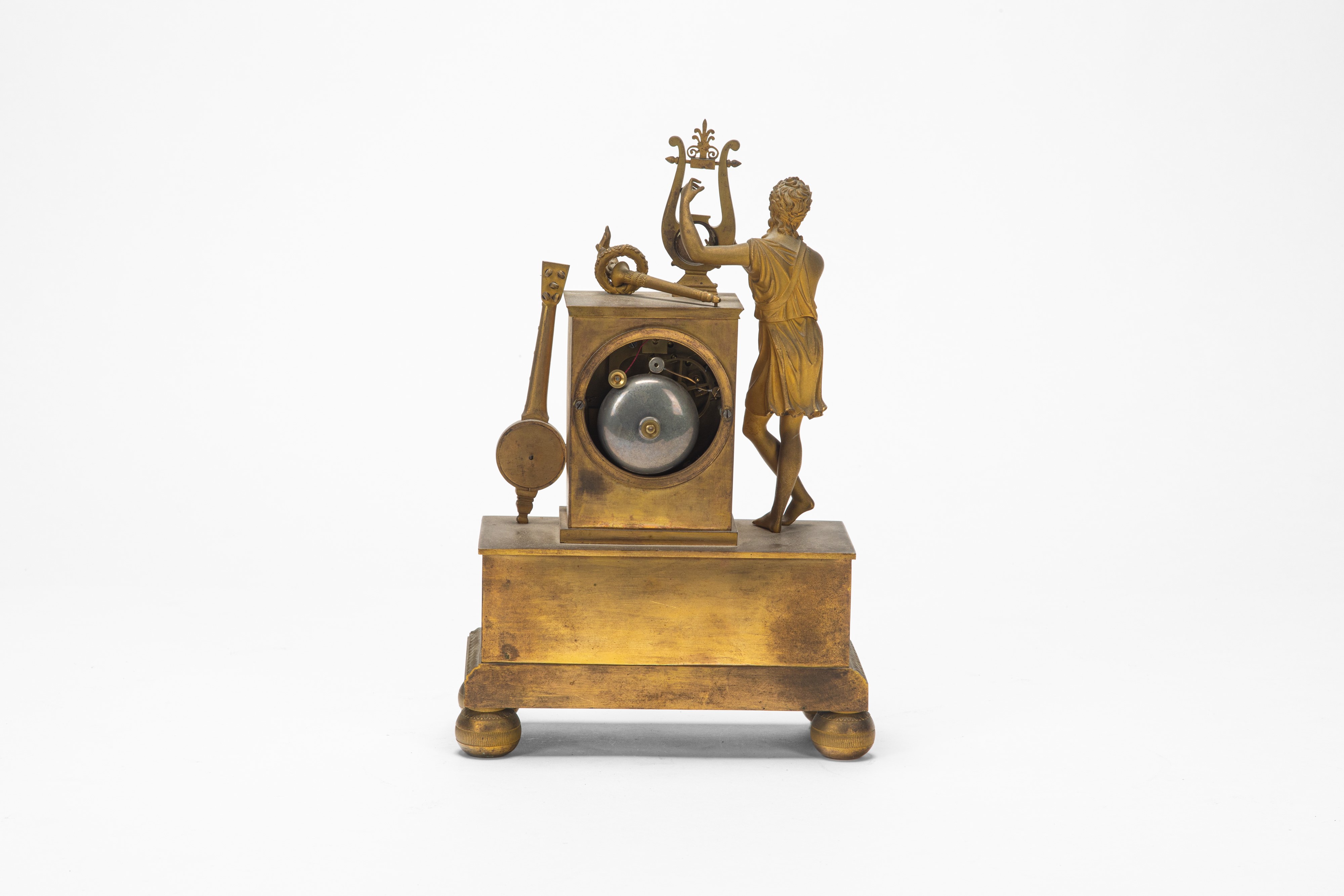 Francia, secolo XIX, Pendola da appoggio in bronzo dorato con Apollo