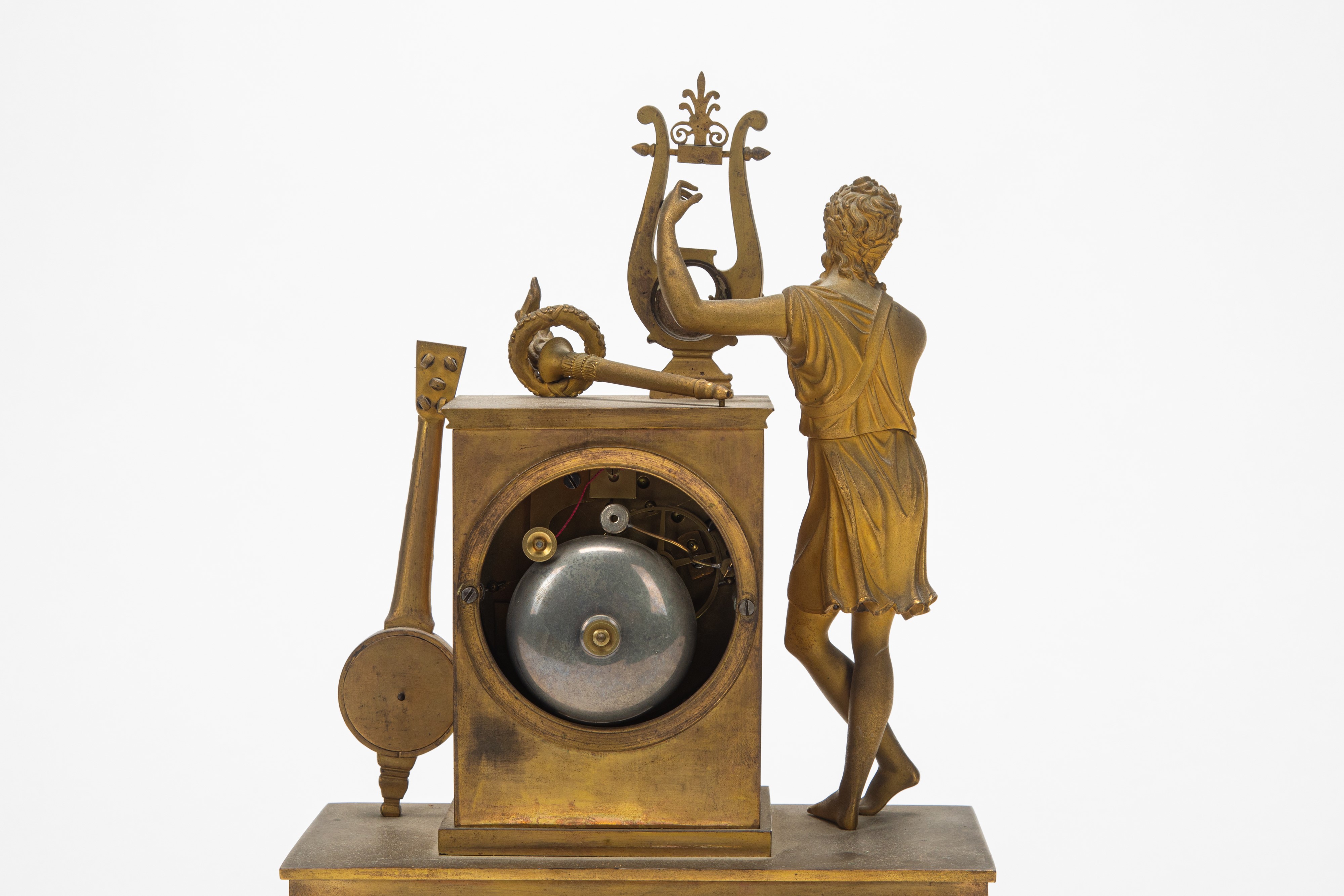 Francia, secolo XIX, Pendola da appoggio in bronzo dorato con Apollo