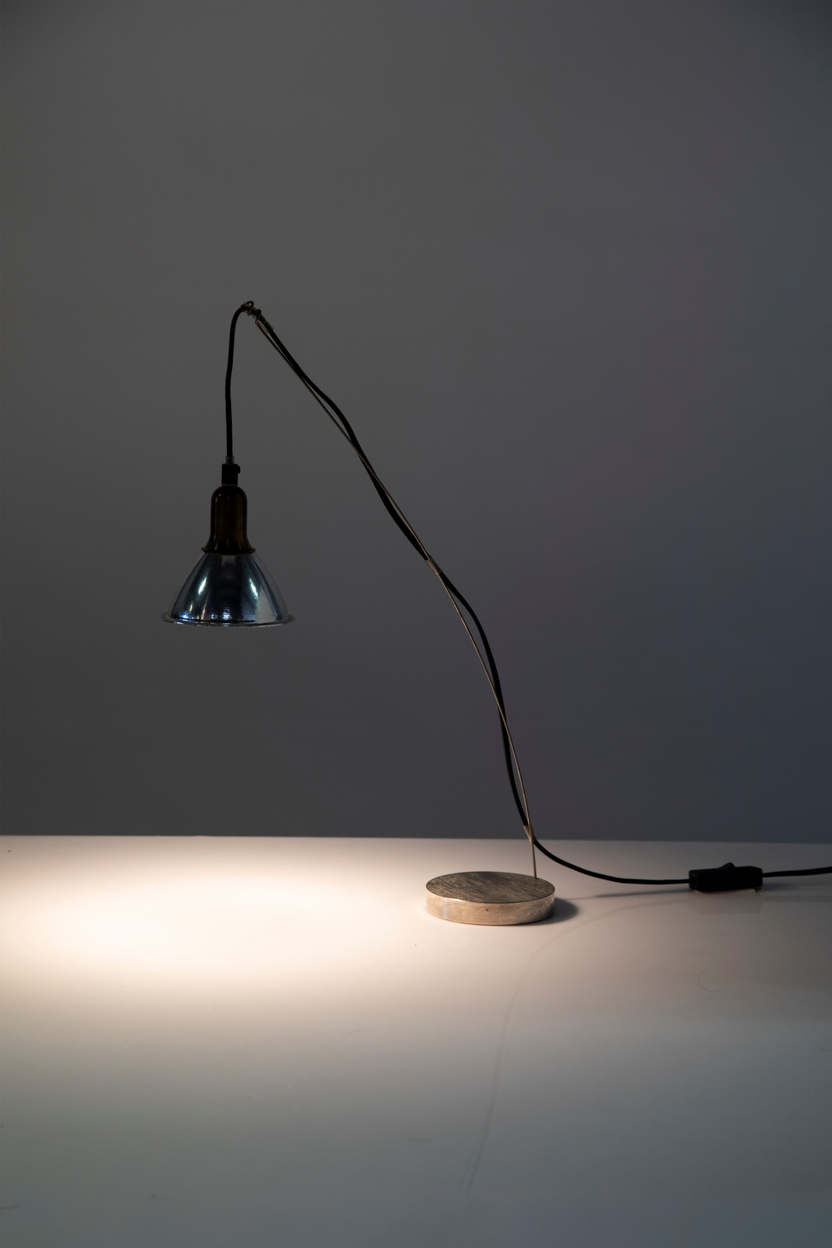Ingo Maurer, Lampada da tavolo modello “Grasl”, acciaio spazzolato e alluminio