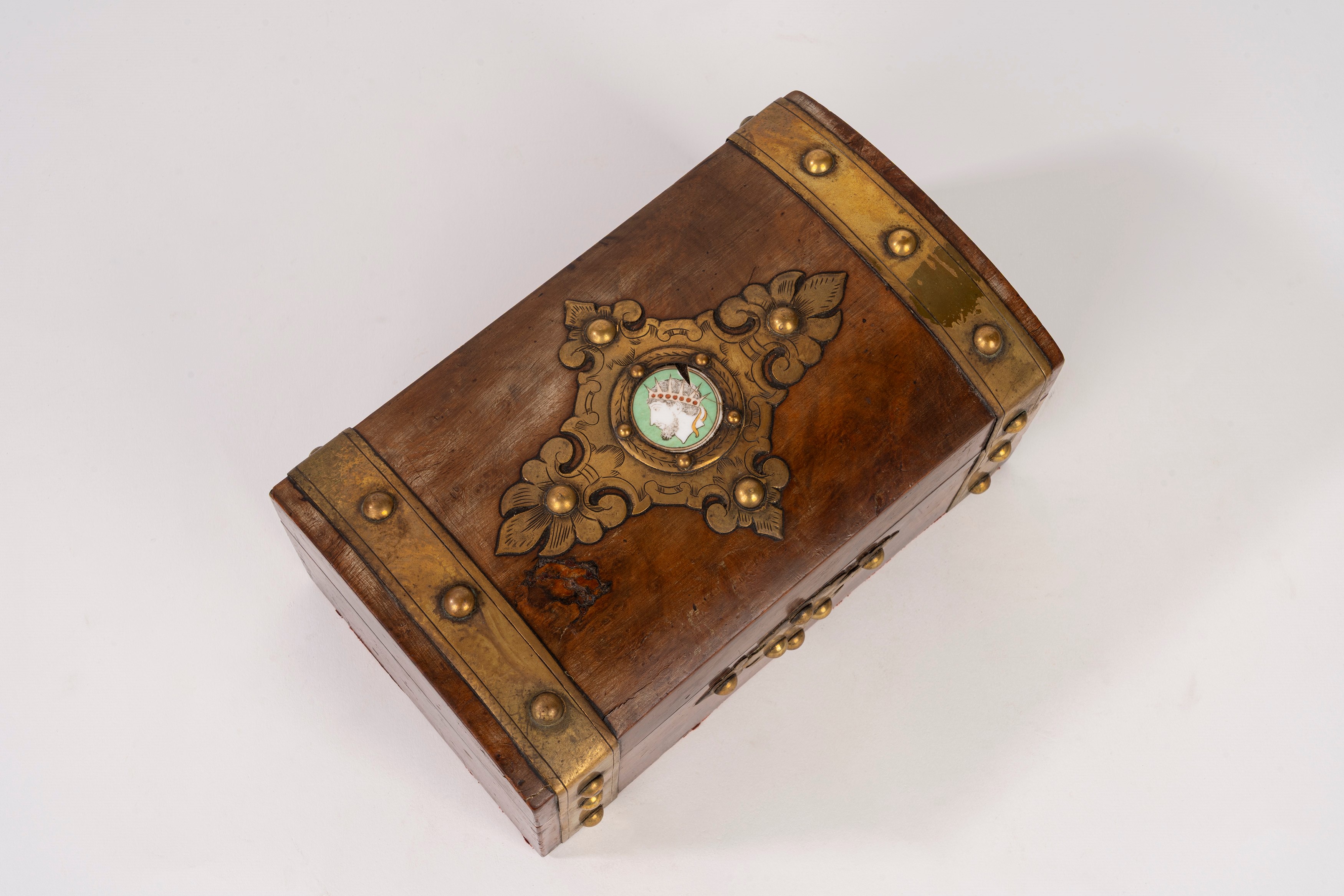 Carillon, in legno con finiture in ottone e smalti. Inghilterra, fine XIX - inizi XX secolo