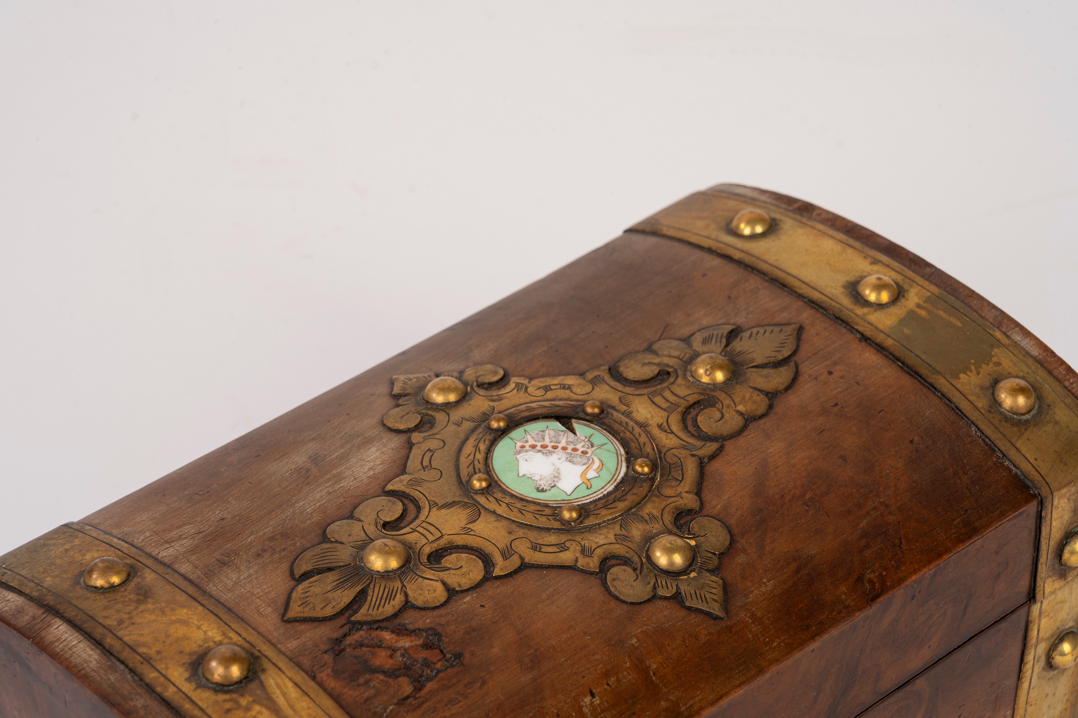 Carillon, in legno con finiture in ottone e smalti. Inghilterra, fine XIX - inizi XX secolo
