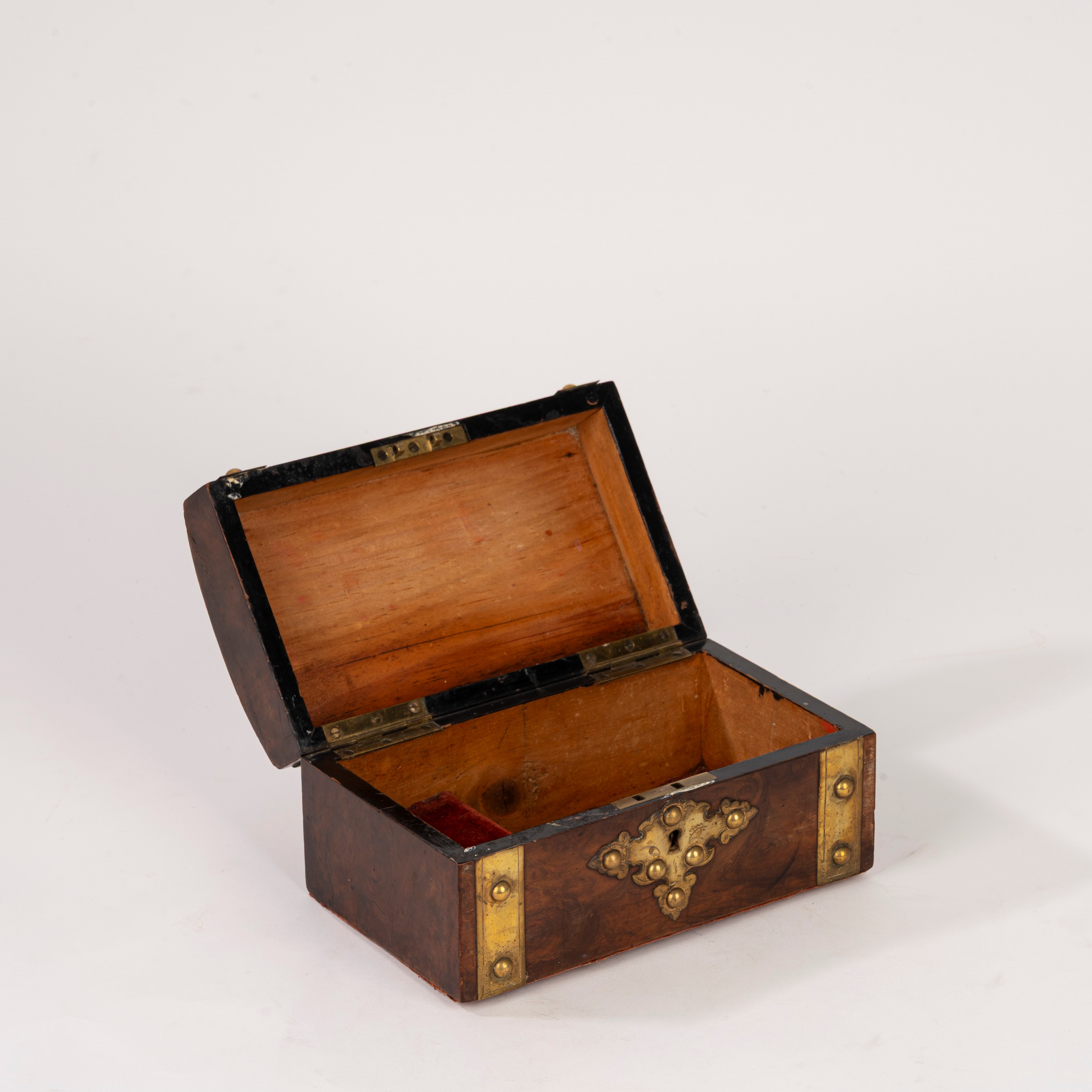 Carillon, in legno con finiture in ottone e smalti. Inghilterra, fine XIX - inizi XX secolo