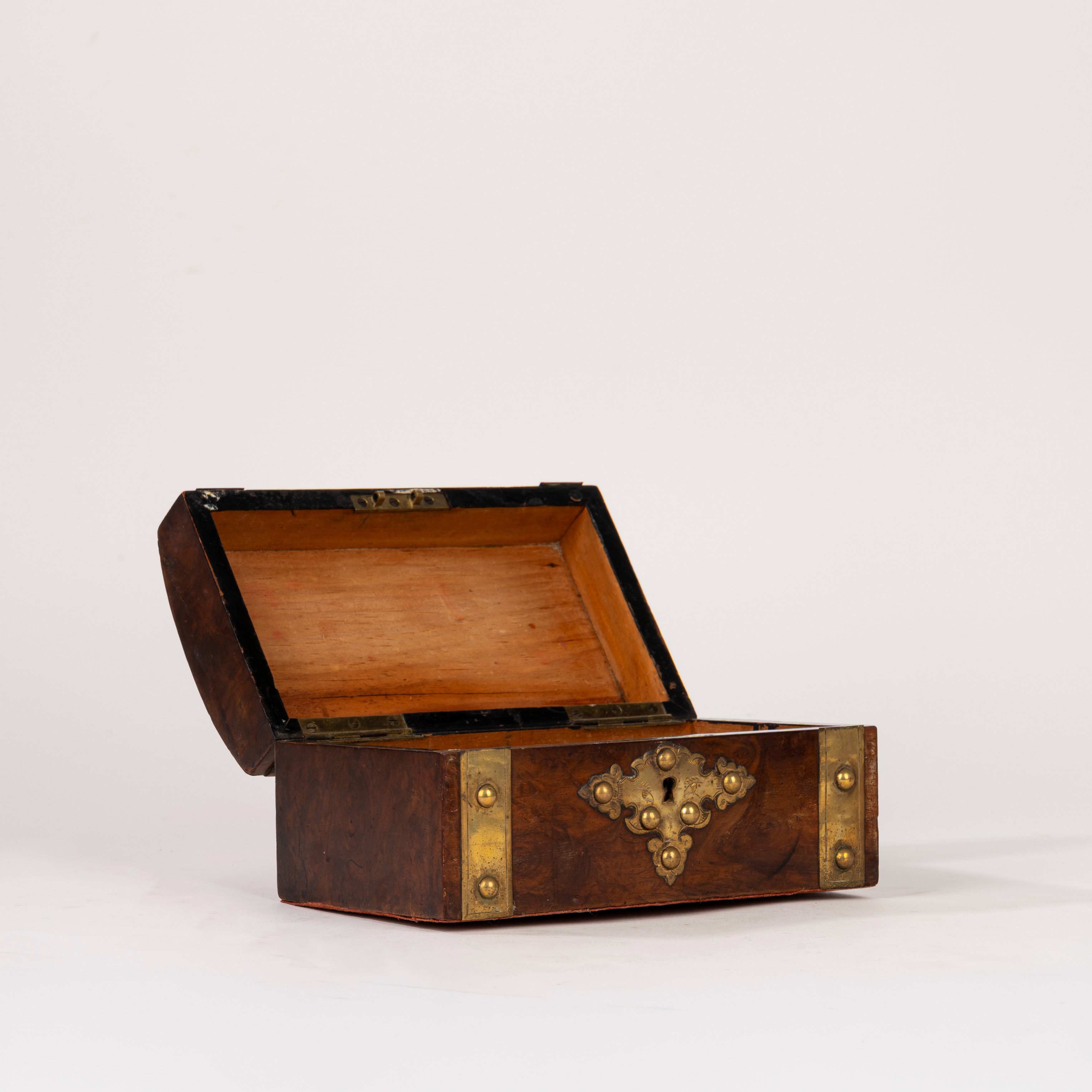 Carillon, in legno con finiture in ottone e smalti. Inghilterra, fine XIX - inizi XX secolo