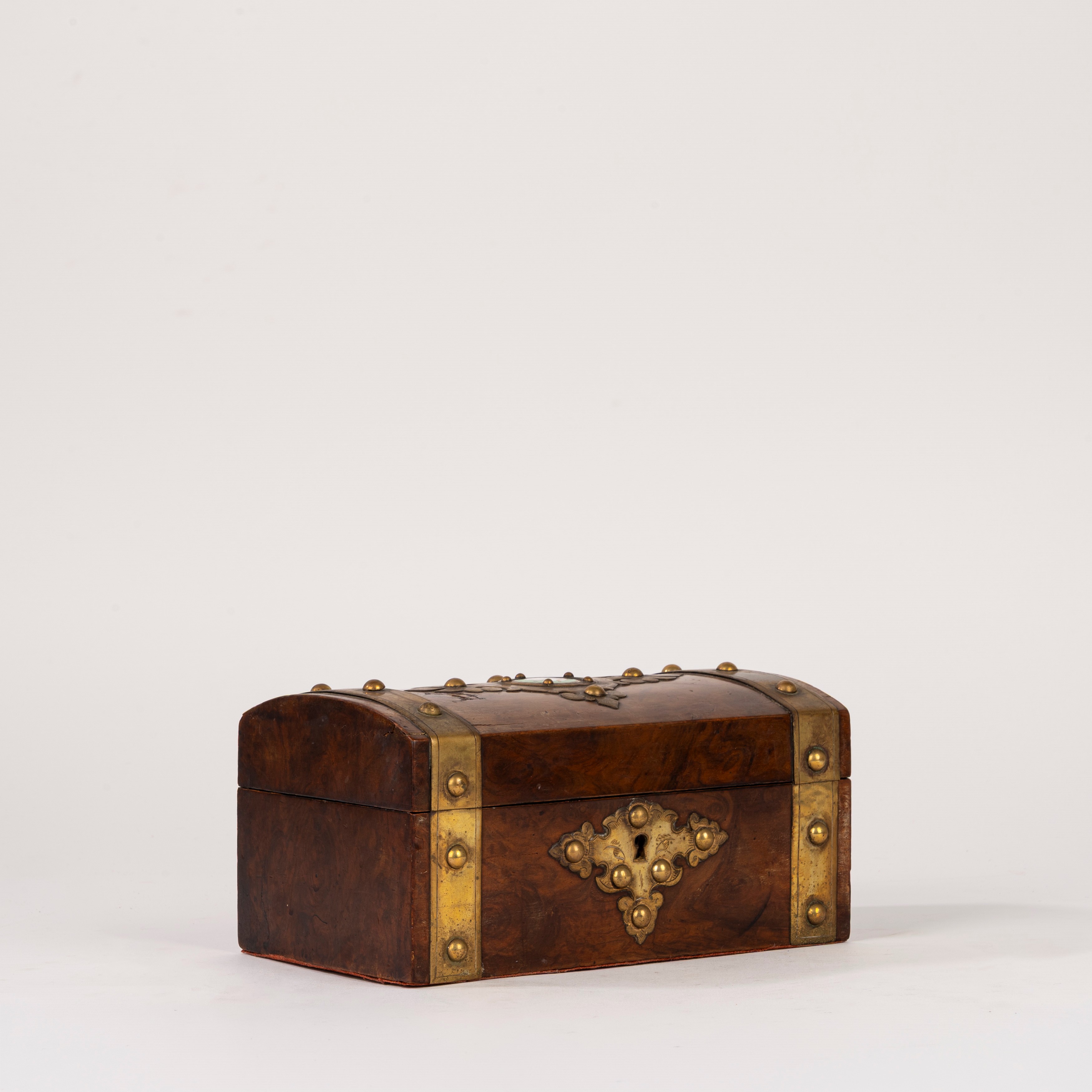 Carillon, in legno con finiture in ottone e smalti. Inghilterra, fine XIX - inizi XX secolo