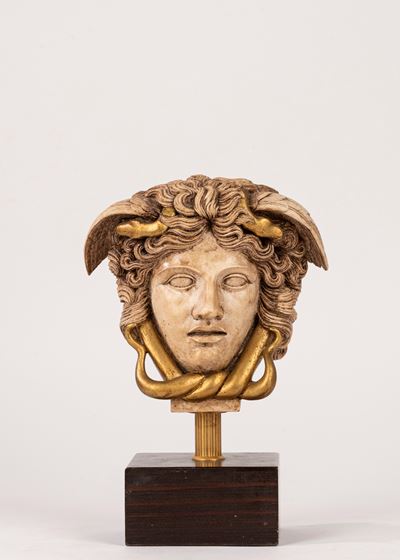 Testa di Medusa, gesso parzialmente dorato su base lignea
