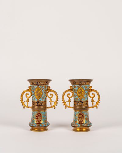 Francia, Coppia di vasetti biansati in bronzo dorato e smalti, fine XIX secolo