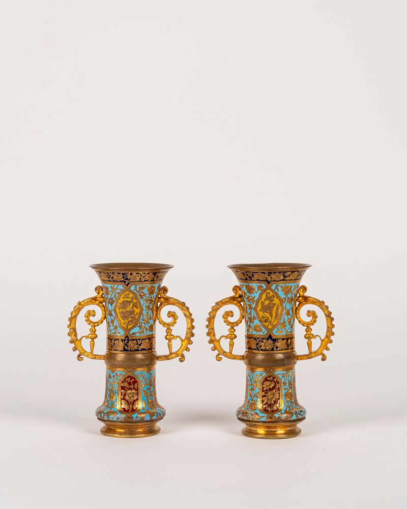 Francia, Coppia di vasetti biansati in bronzo dorato e smalti, fine XIX secolo
