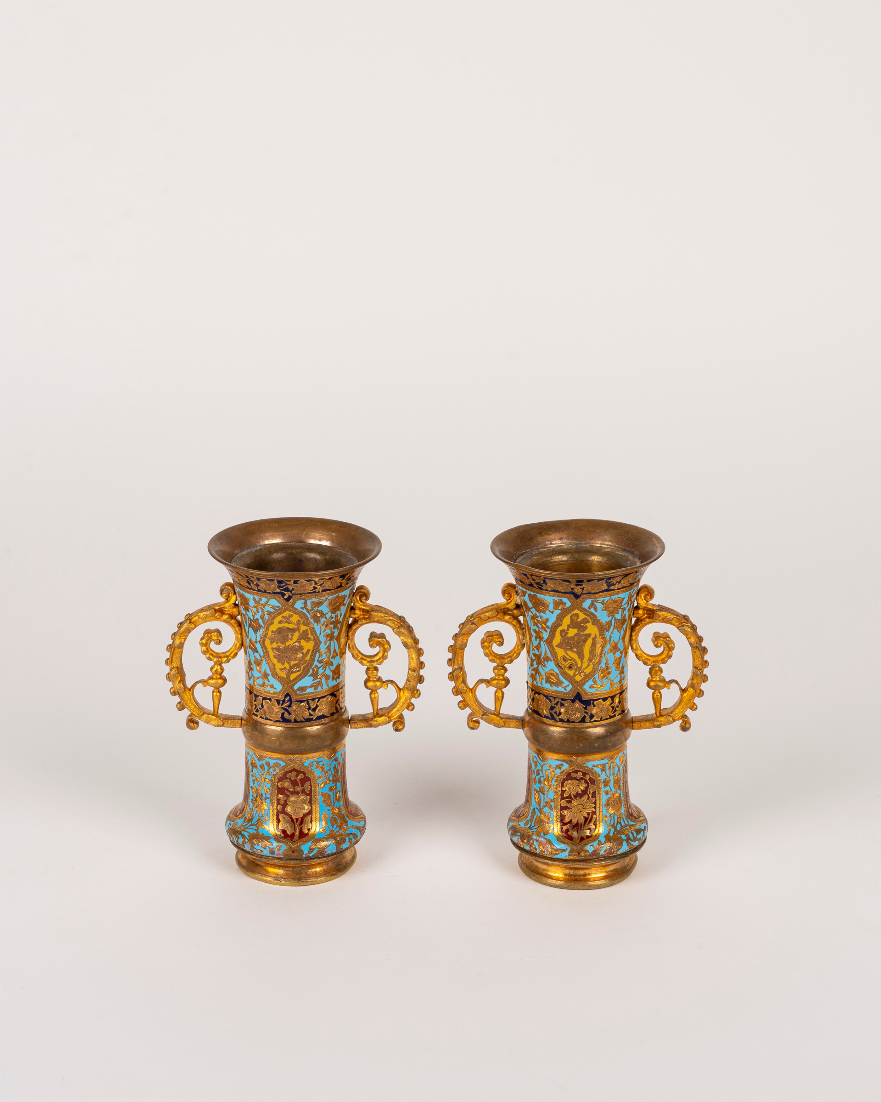 Francia, Coppia di vasetti biansati in bronzo dorato e smalti, fine XIX secolo