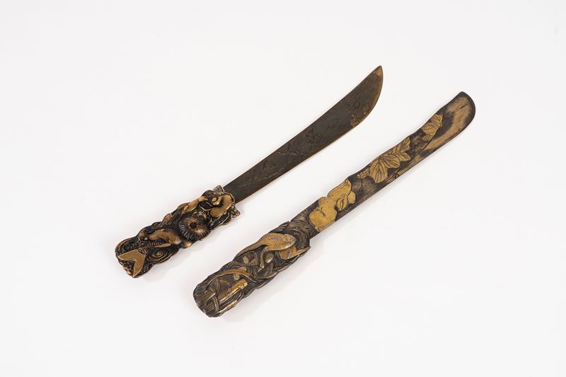 Shakudō in metallo inciso e dorato, coppia di oggetti giapponesi (XIX secolo)