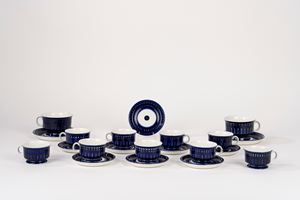 Set da t&egrave; e caff&egrave; in porcellana blu e bianca, Ulla Procope per Arabia Finland, anni '60 del Novecento