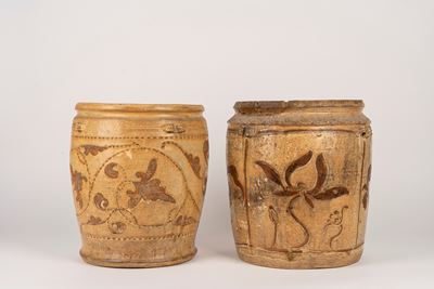 Terracotta smaltata, Due grandi giare dipinte a motivi floreali, Medio Oriente, XIX secolo