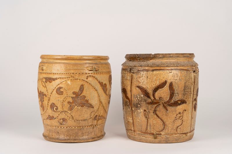 Terracotta smaltata, Due grandi giare dipinte a motivi floreali, Medio Oriente, XIX secolo