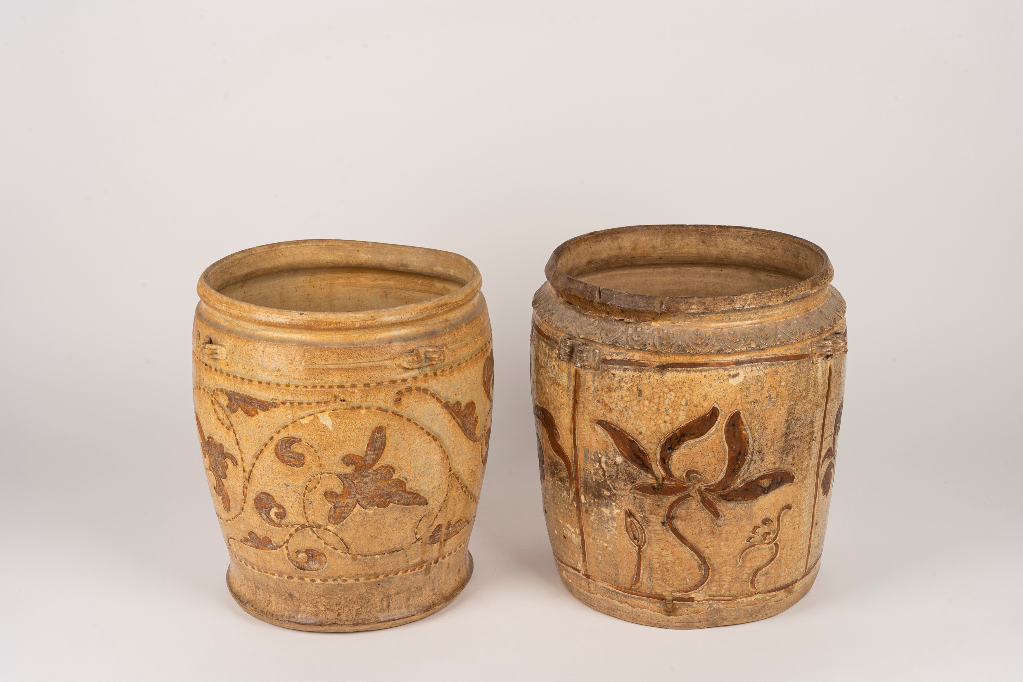 Terracotta smaltata, Due grandi giare dipinte a motivi floreali, Medio Oriente, XIX secolo