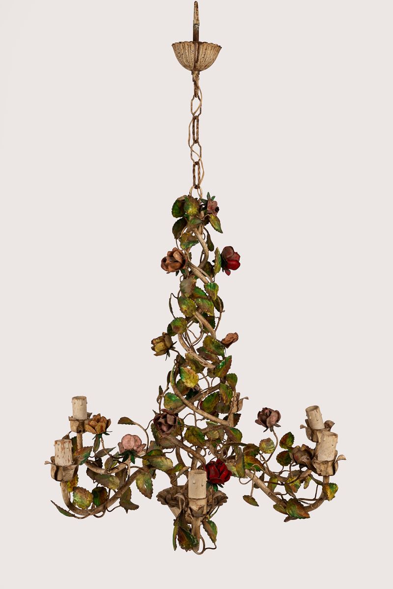 Lampadario, ferro battuto e laccato policromo decorato con foglie e roselline, XIX secolo