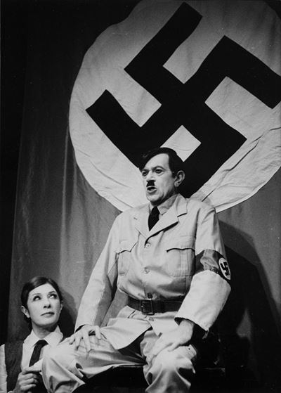 Nicolas Bataille in uno spettacolo di cabaret a Parigi, 1955