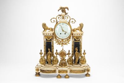 Pendola a portico in marmi e bronzo dorato, Francia, secoli XVIII–XIX