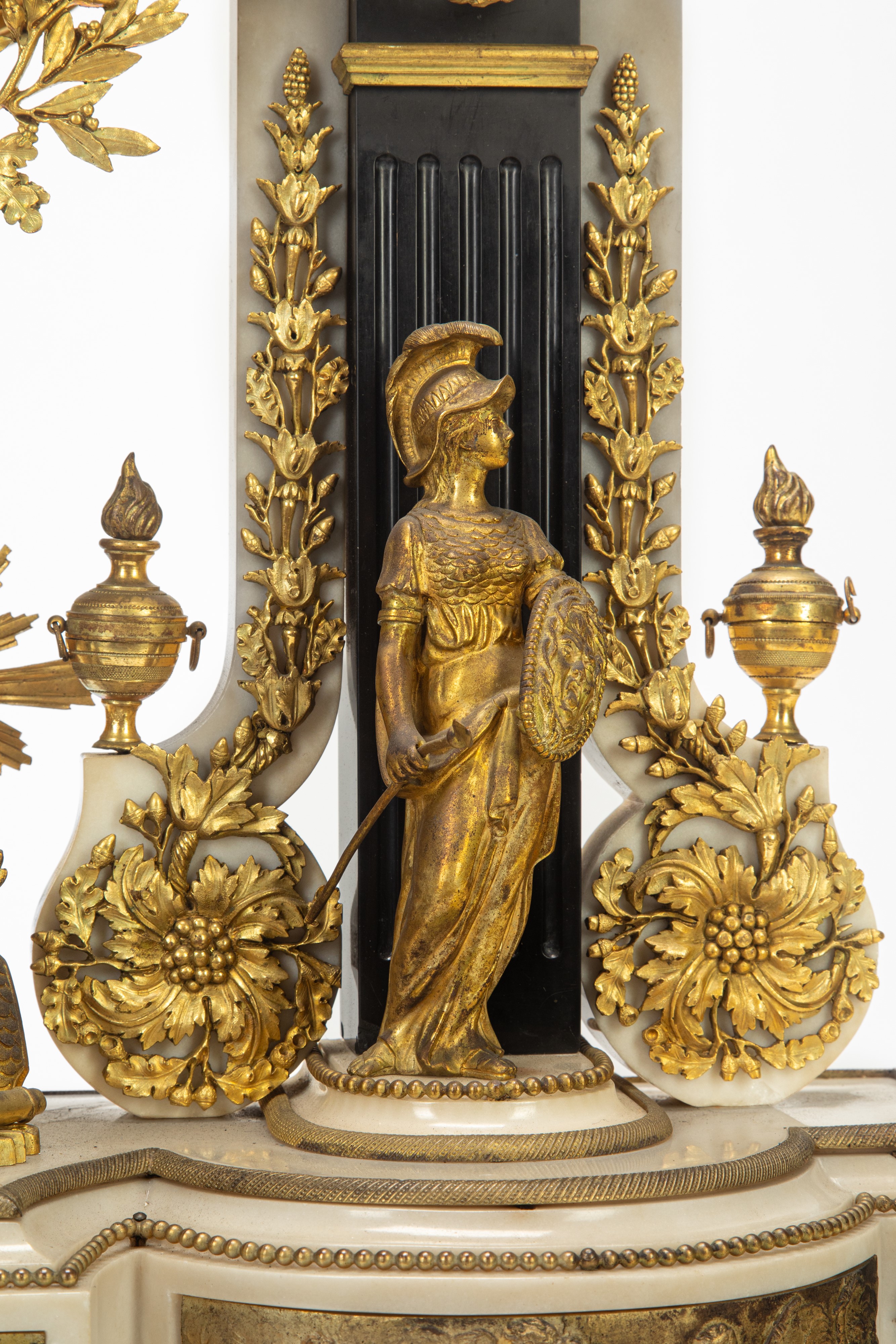 Francia, Pendola a portico in marmi e bronzo dorato con quadrante in smalto (secoli XVIII-XIX)