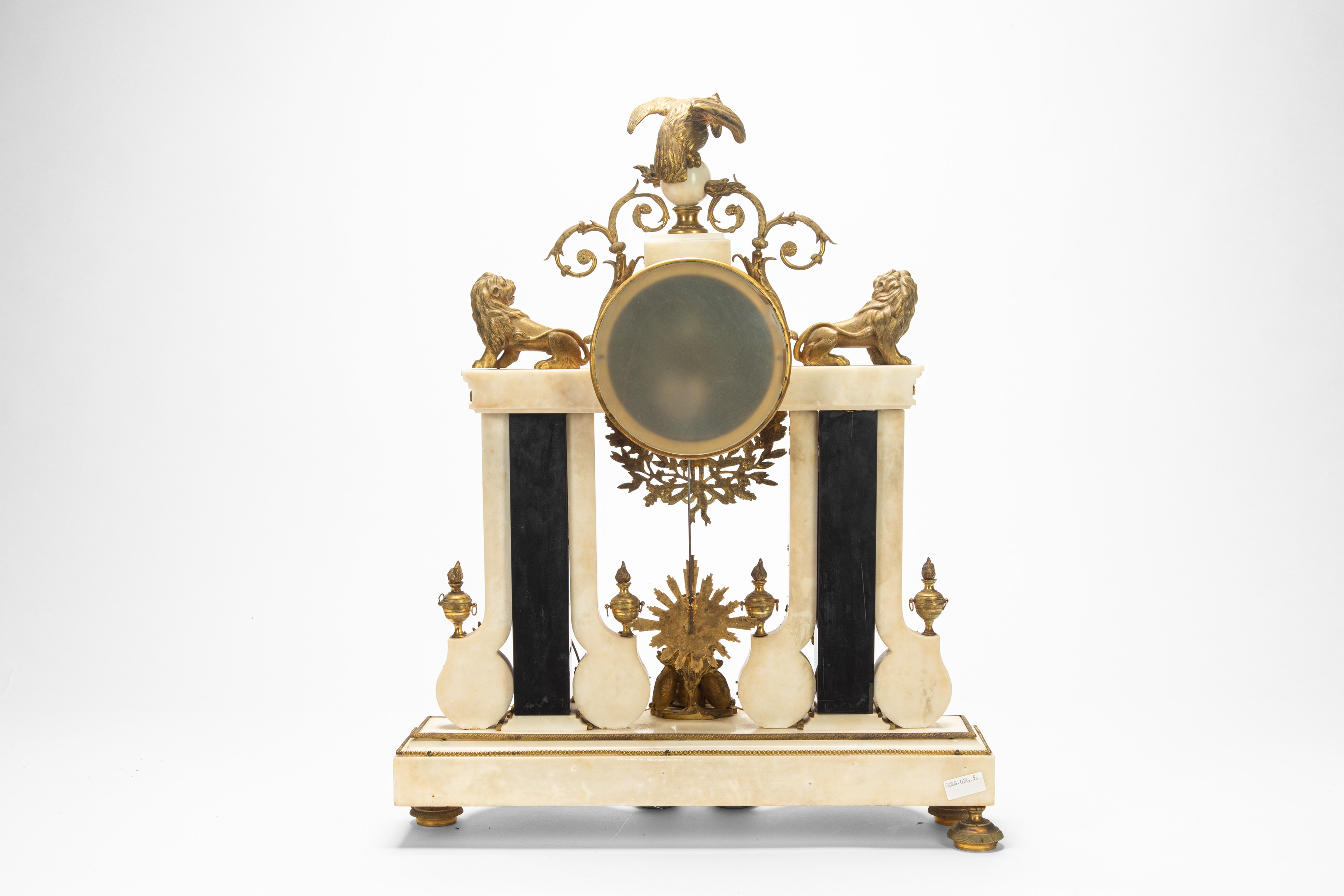 Francia, Pendola a portico in marmi e bronzo dorato con quadrante in smalto (secoli XVIII-XIX)