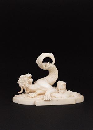 Scultura in marmo raffigurante mostro con coda di pesce e zampe e testa leonine, con coccodrillo