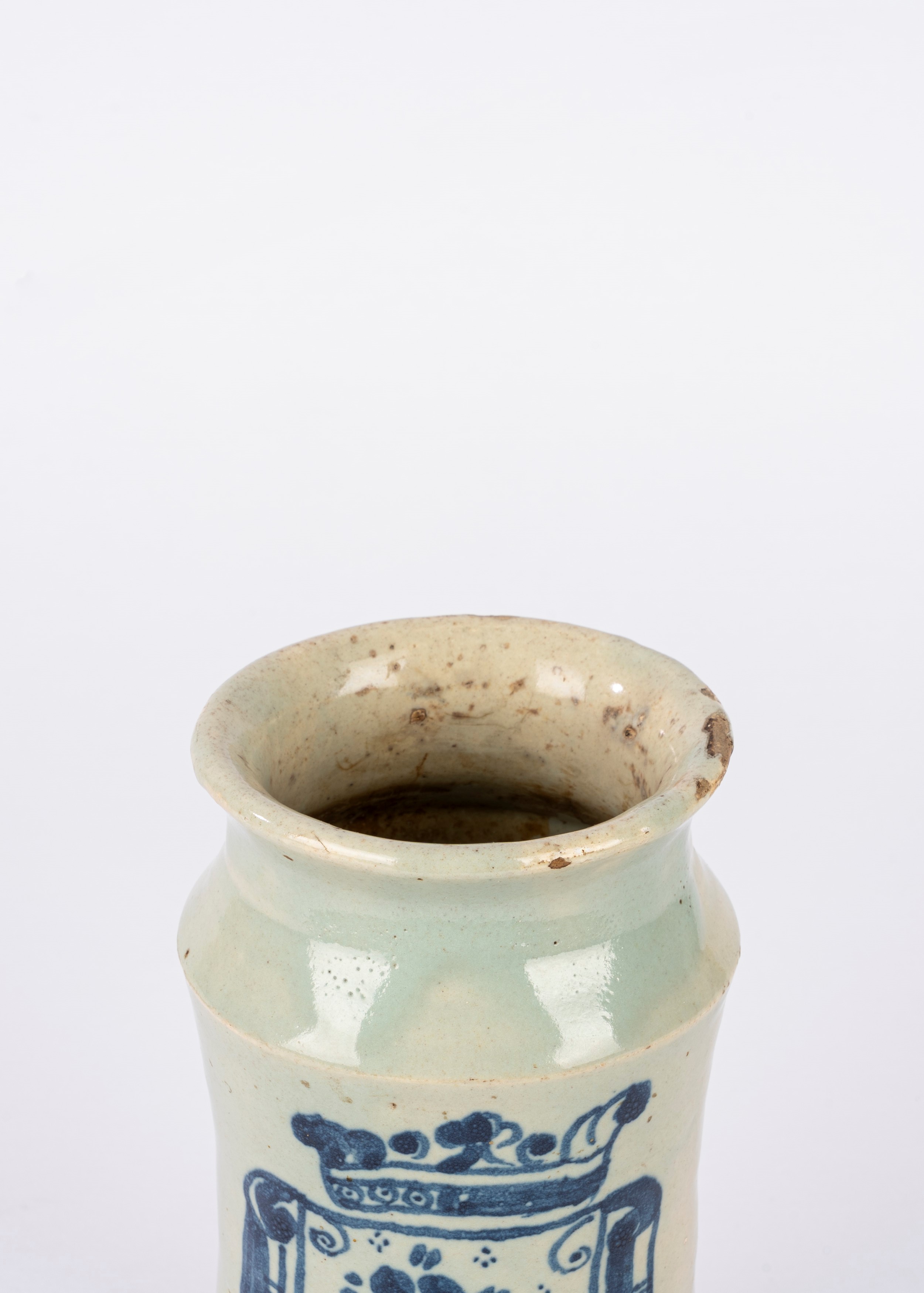 Albarello antico, ceramica decorata con stemma fiorito
