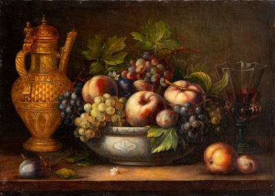 Scuola italiana (sec. XX), Pesche e uva in un piatto di porcellana, bicchiere e brocca su un tavo...