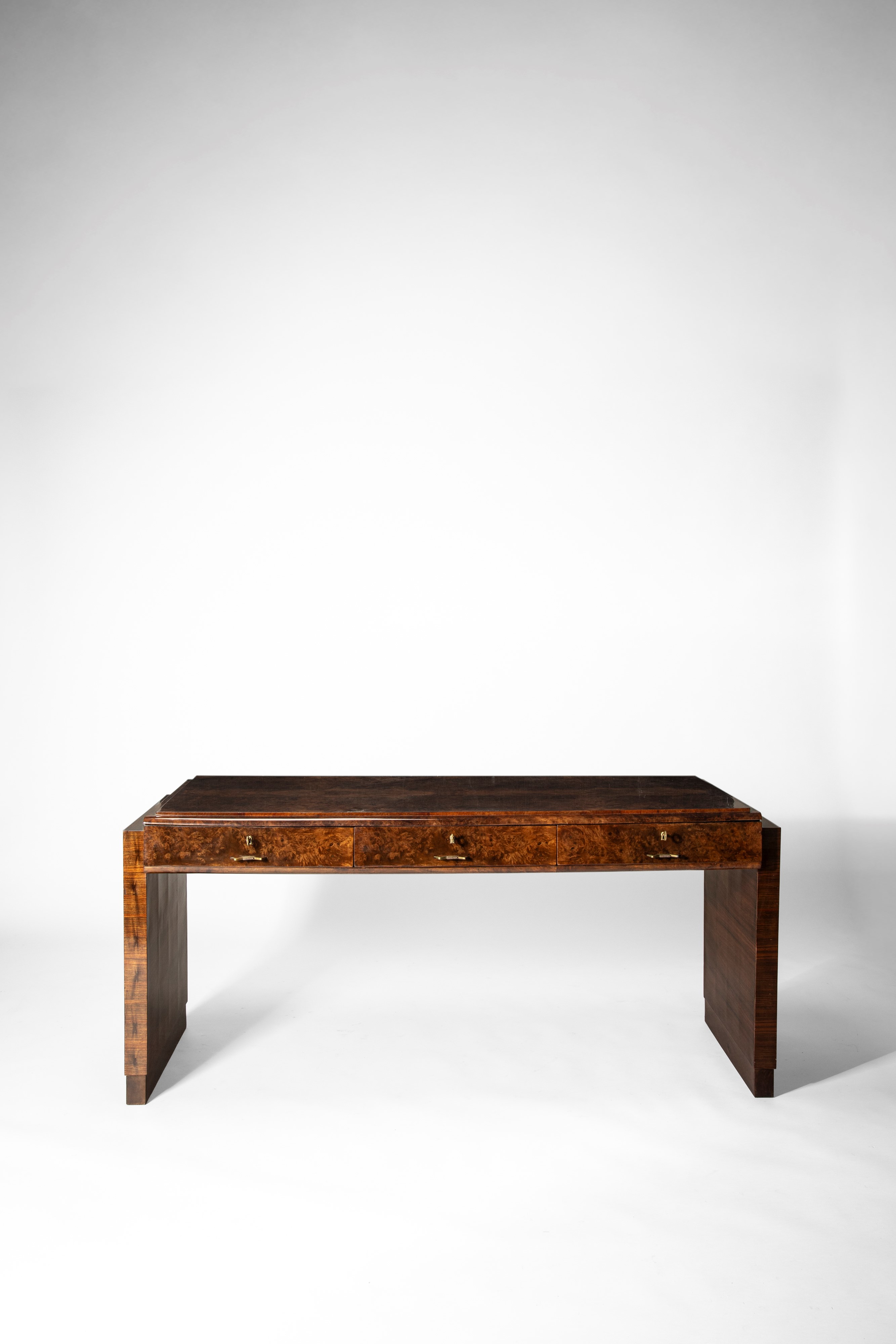 Scrivania in radica, legno impiallacciato e ottone, manifattura italiana (circa 1930)