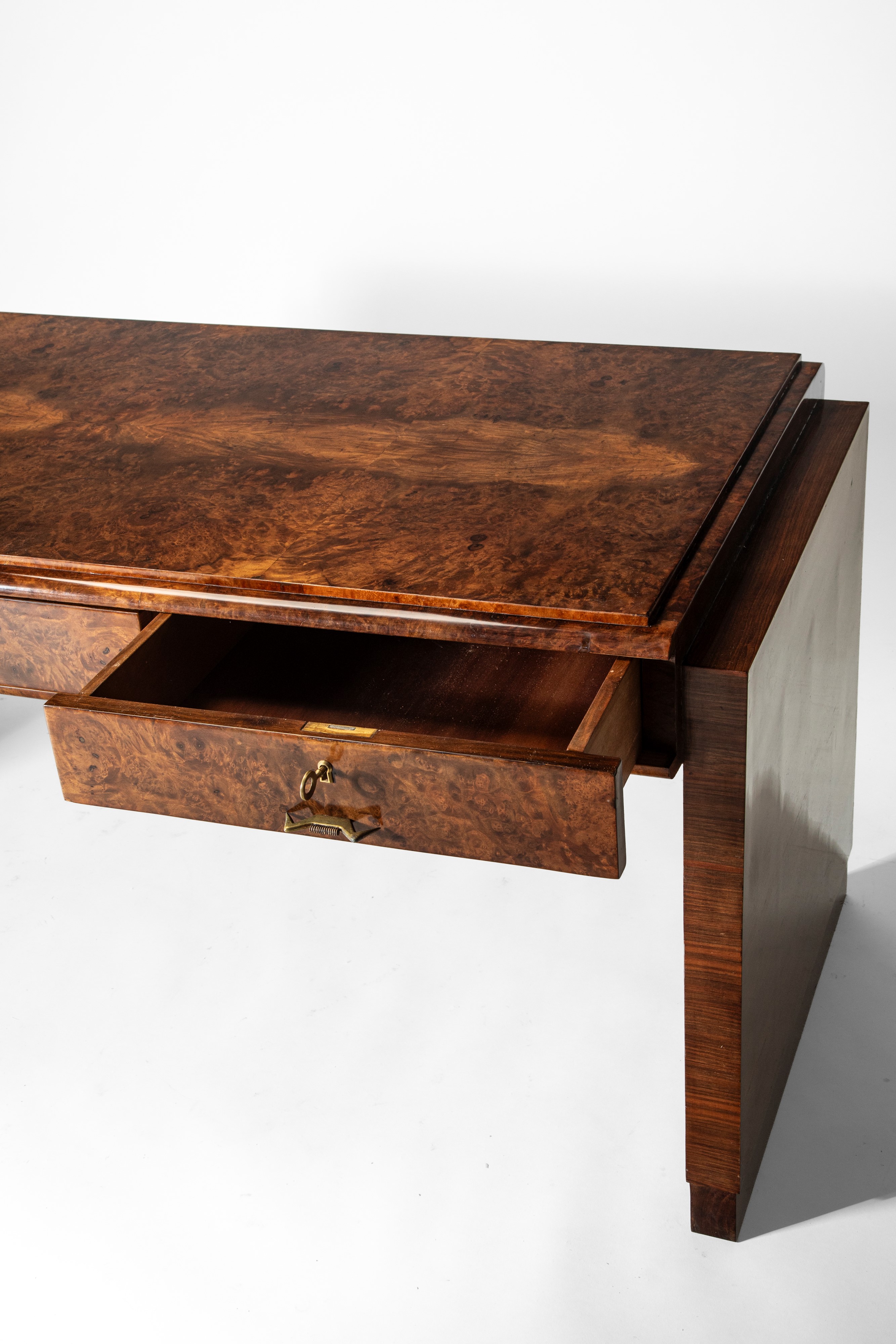 Scrivania in radica, legno impiallacciato e ottone, manifattura italiana (circa 1930)