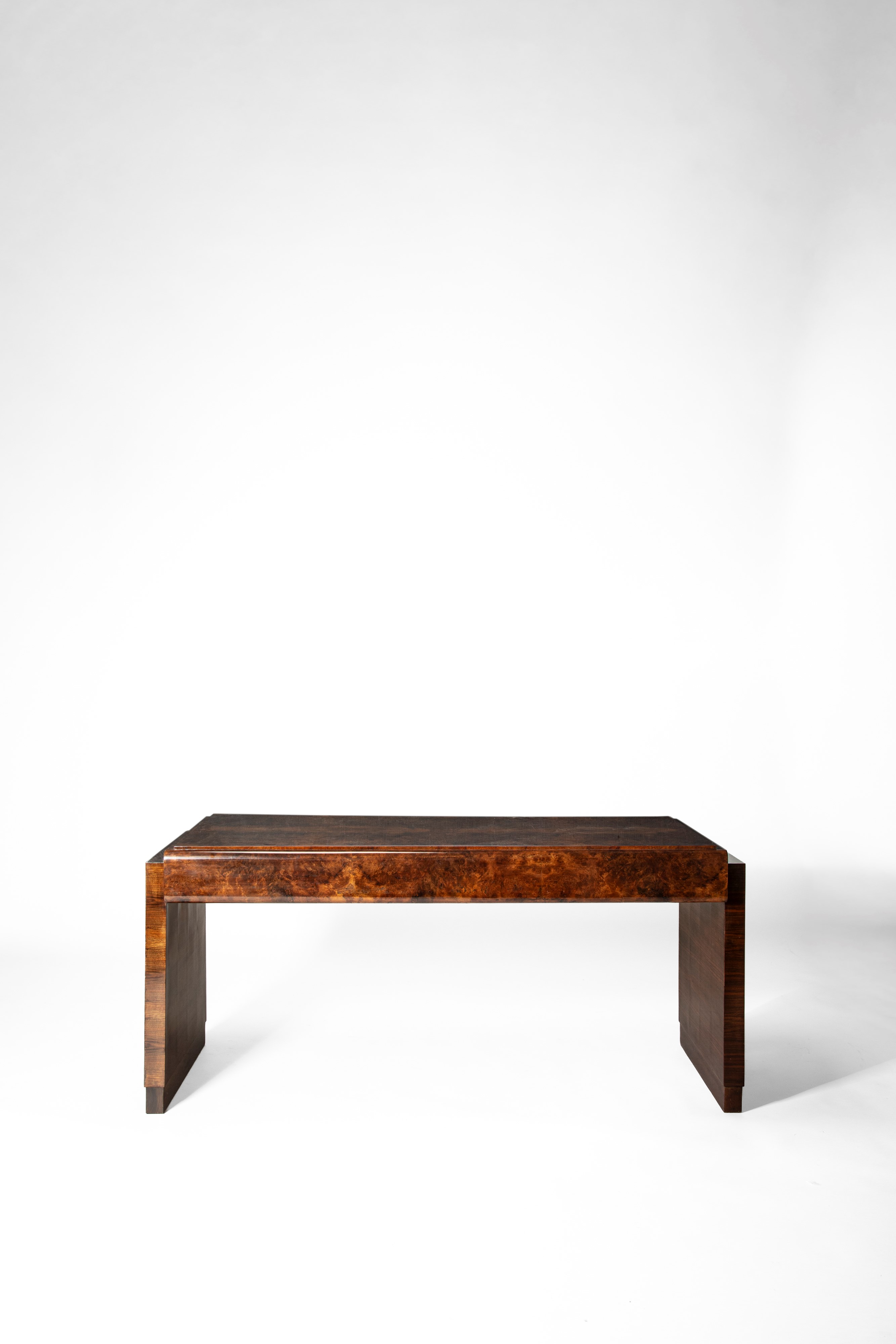 Scrivania in radica, legno impiallacciato e ottone, manifattura italiana (circa 1930)