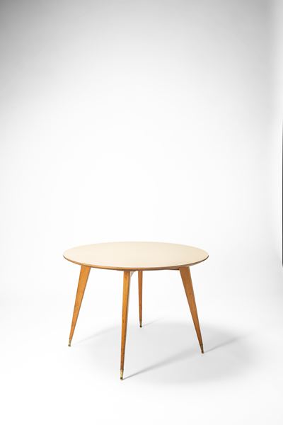 Tavolo con piano in formica e struttura in legno