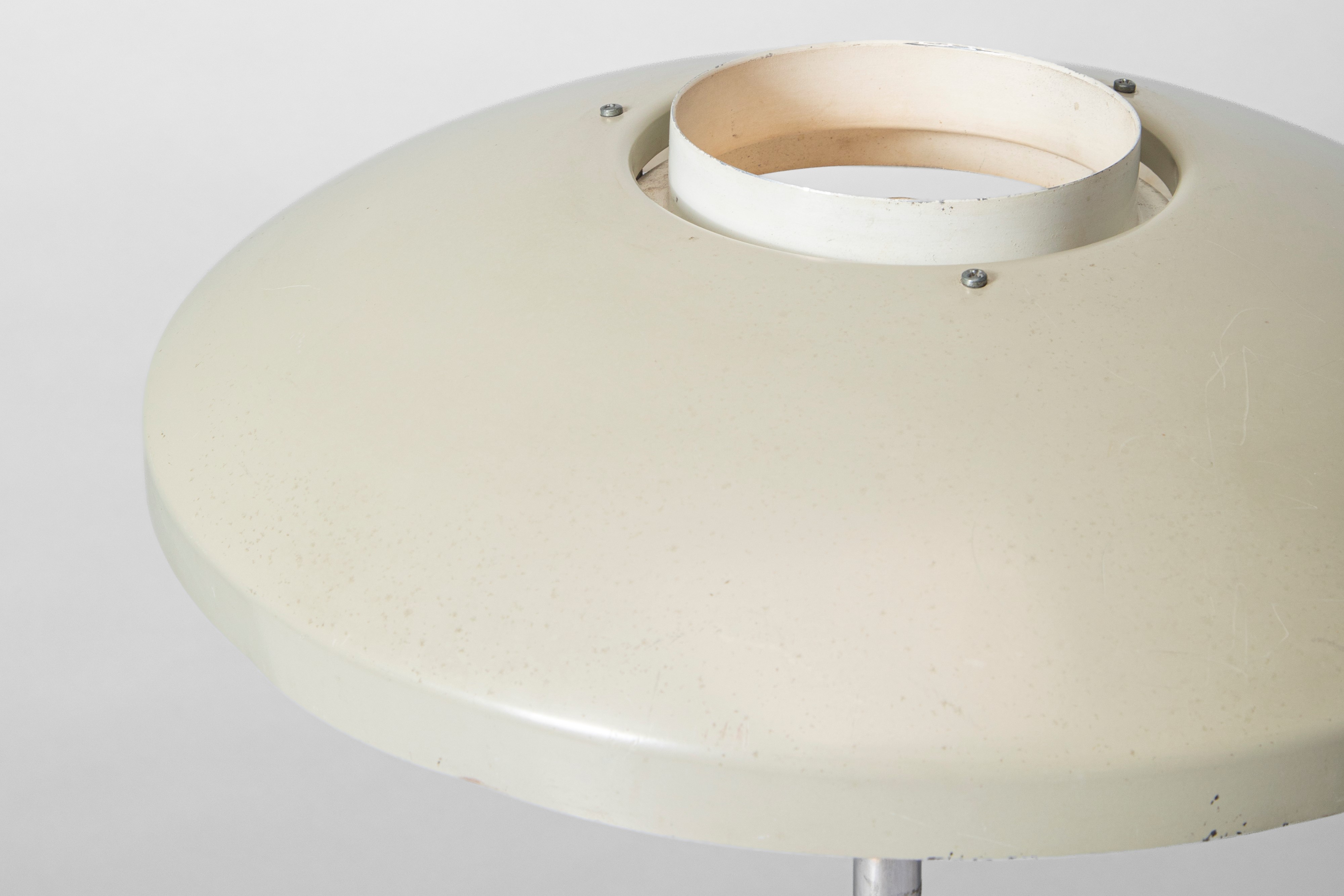 Stilnovo (attr.) - Lampada da tavolo modello n. 8022 in alluminio laccato
