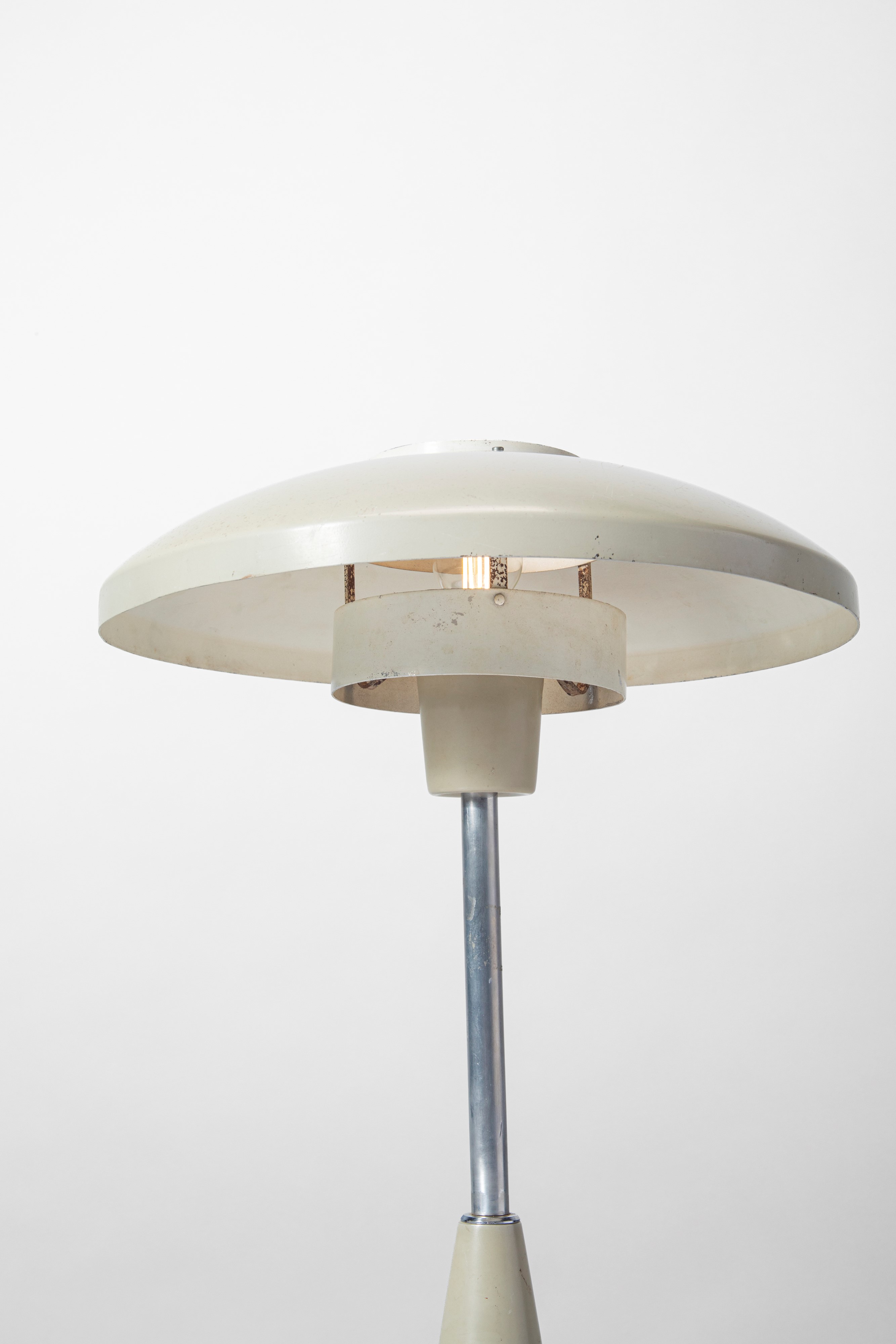 Stilnovo (attr.) - Lampada da tavolo modello n. 8022 in alluminio laccato