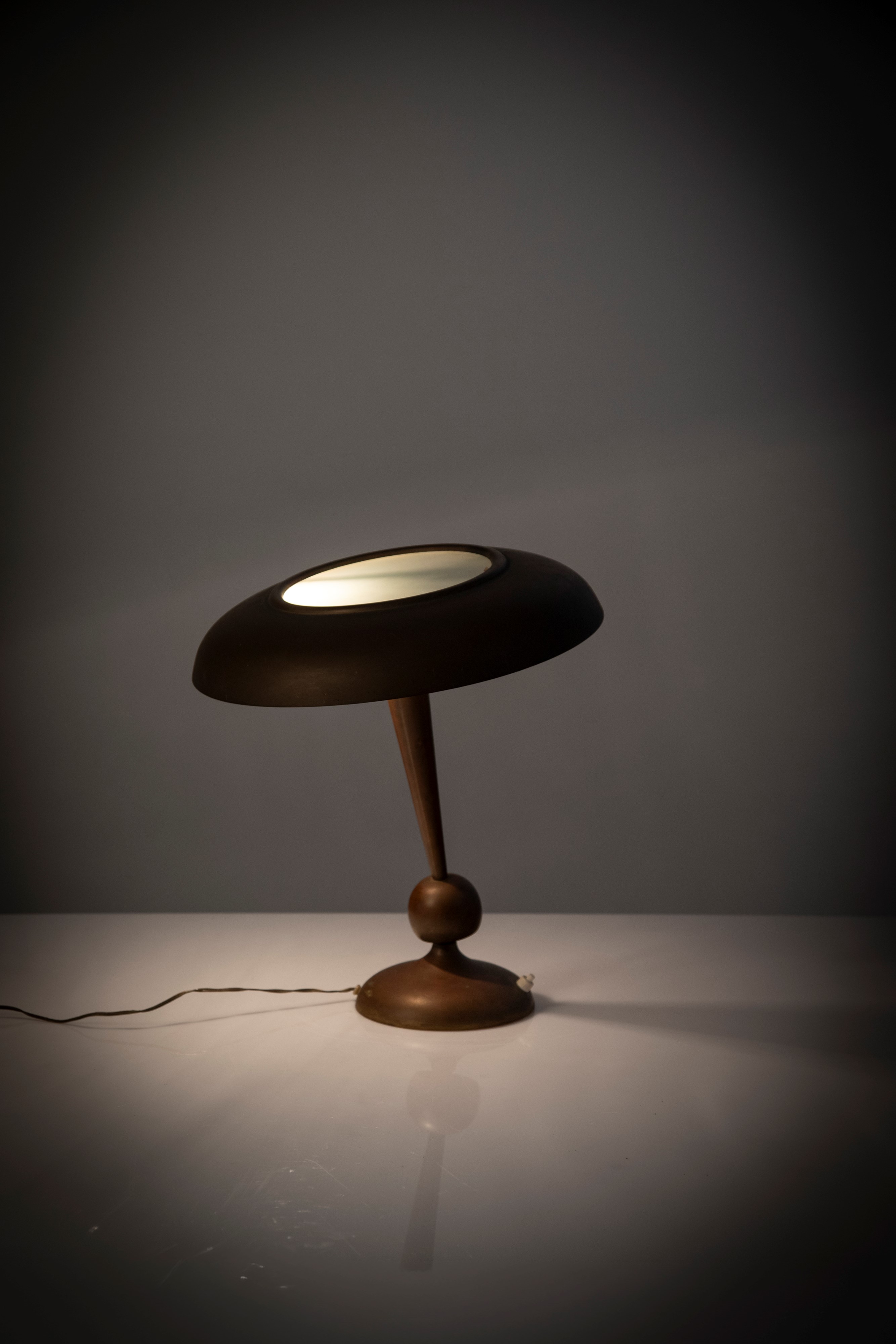 Oscar Torlasco - Lampada da tavolo in ottone e vetro satinato (stile Art Déco)