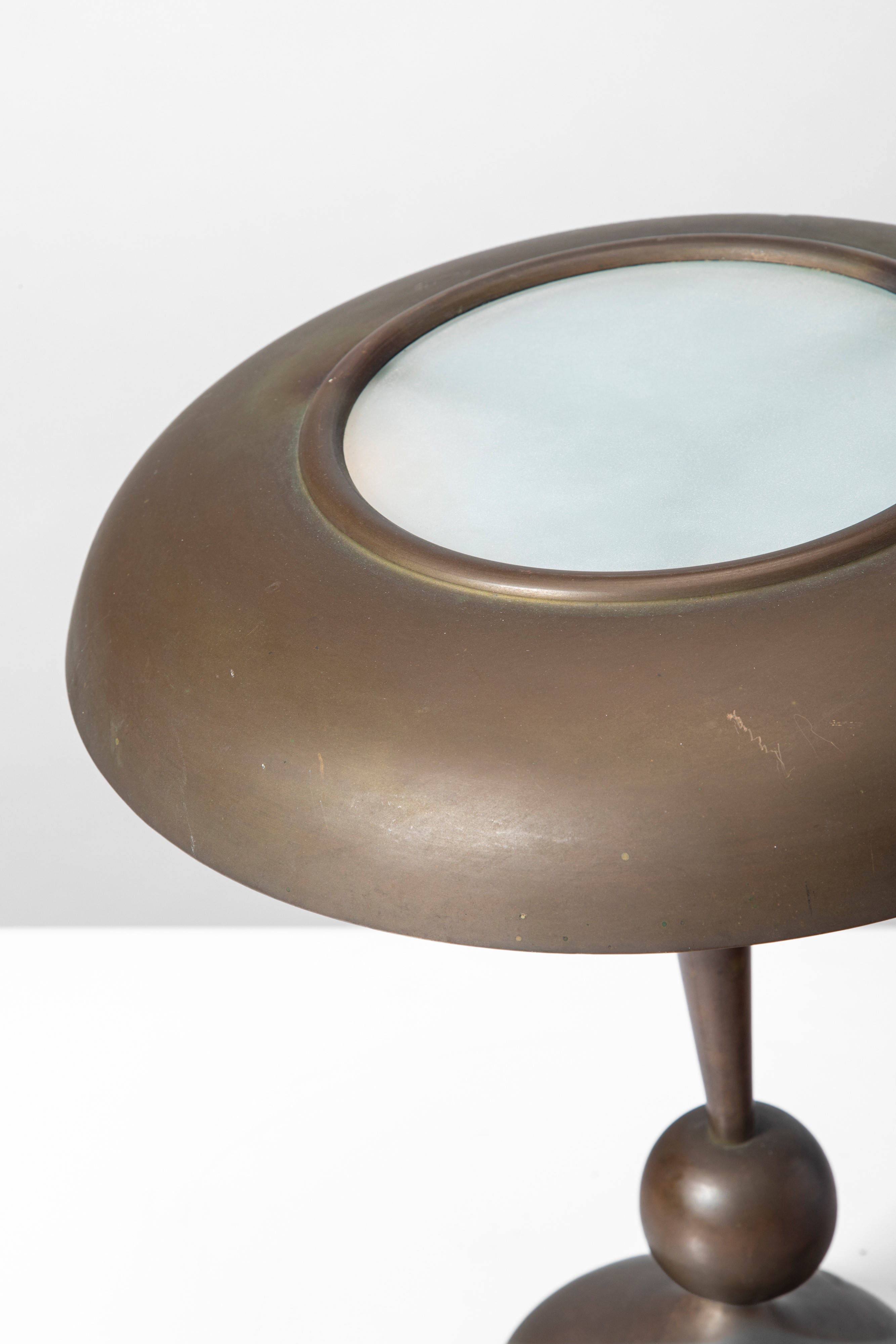 Oscar Torlasco - Lampada da tavolo in ottone e vetro satinato (stile Art Déco)