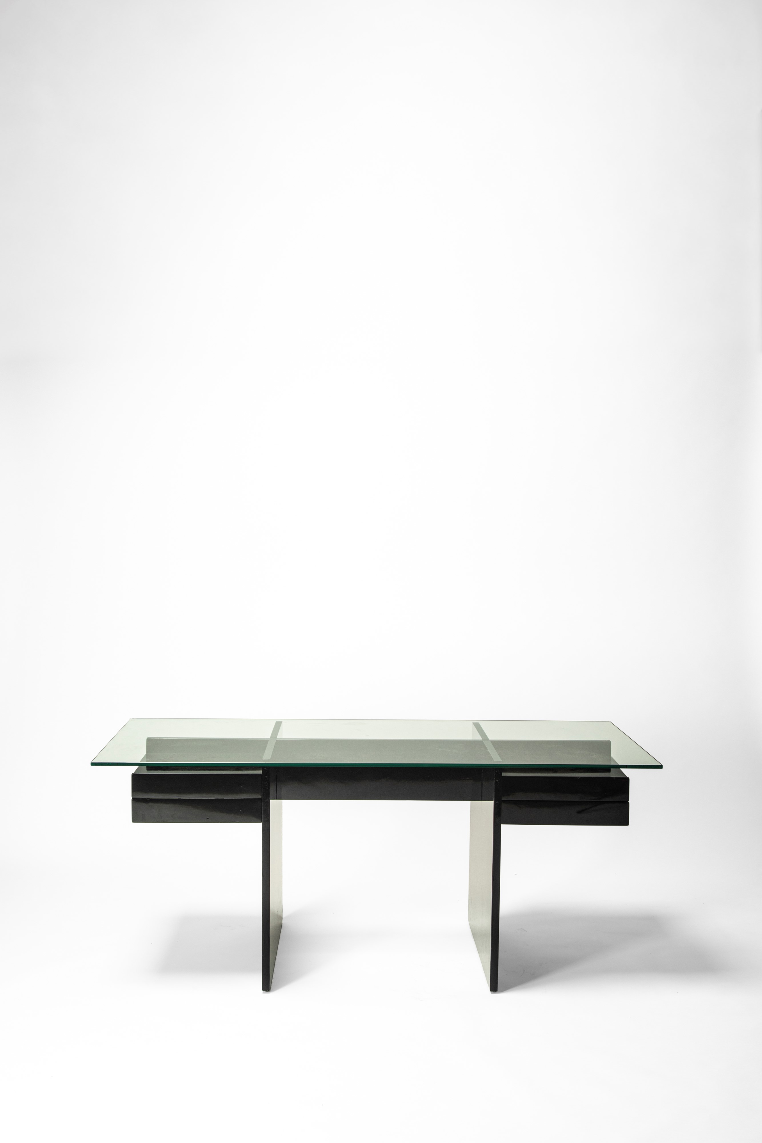 Studio Tetrarch - Bazzani, Scrivania in legno laccato con vetro (circa 1970)