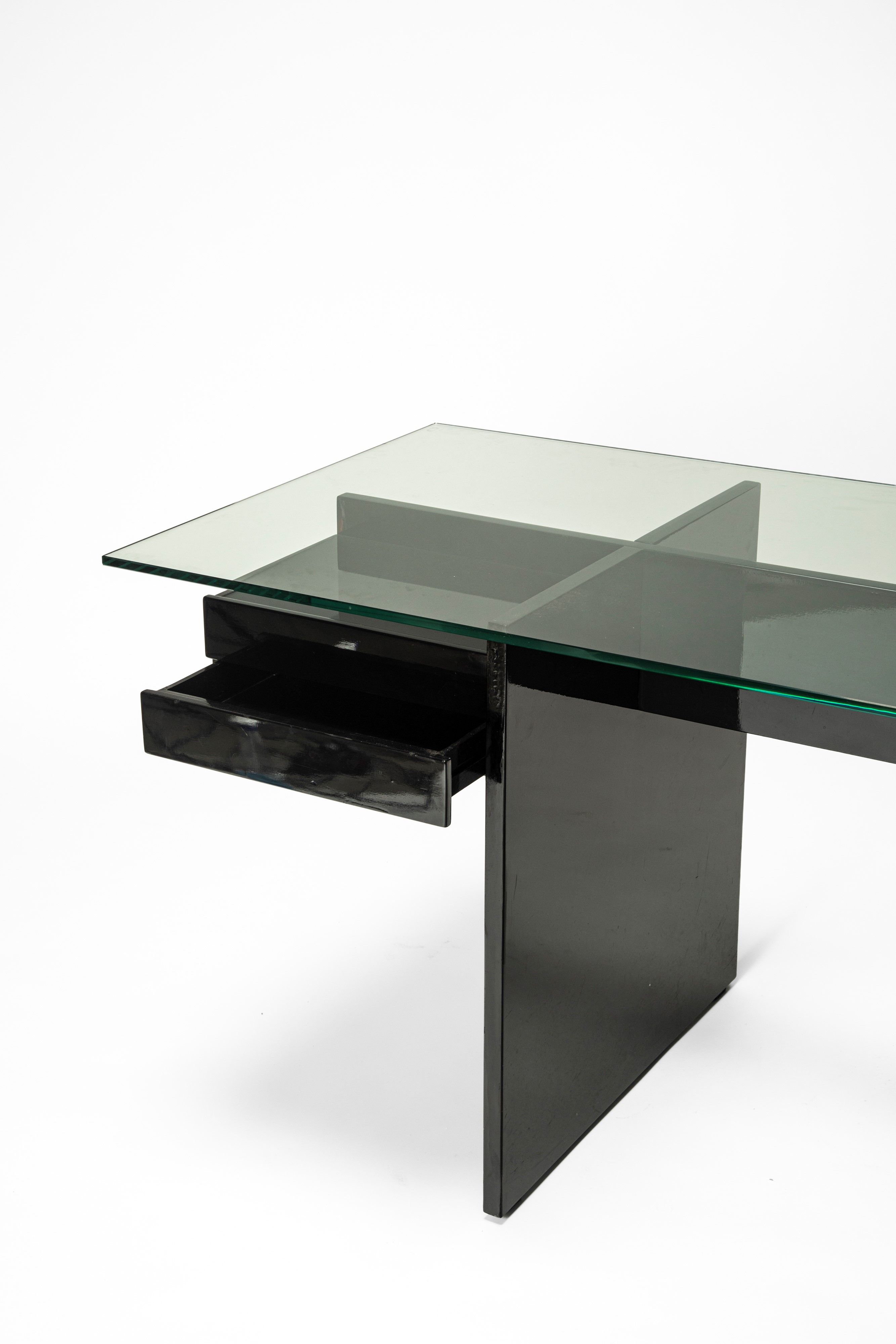 Studio Tetrarch - Bazzani, Scrivania in legno laccato con vetro (circa 1970)