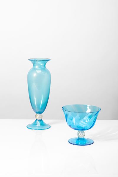 Vaso e coppa in vetro soffiato turchese con inclusioni a foglia oro