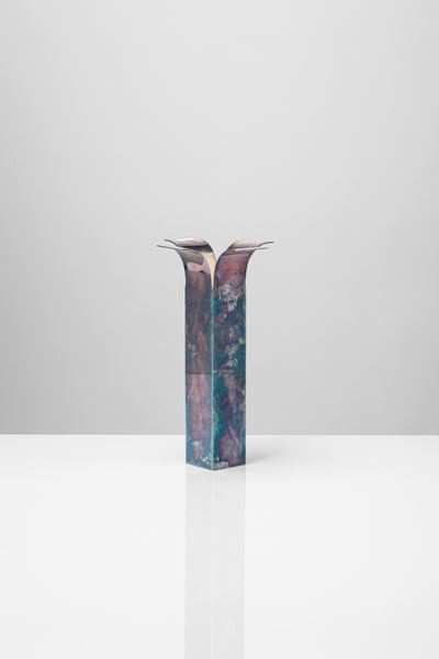 Vaso modello “Stele” in metallo argentato (1963)