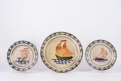 Vietri, Coppia di piatti e piatto da portata in maiolica decorata