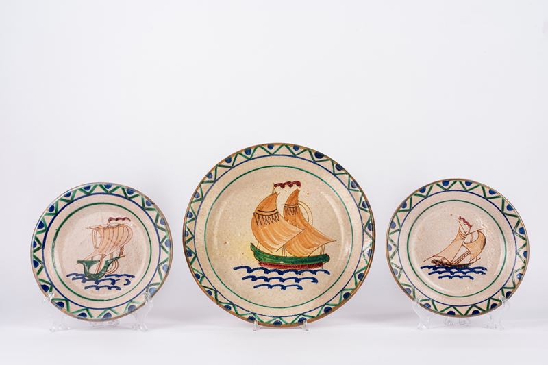 Vietri, Coppia di piatti e piatto da portata in maiolica decorata