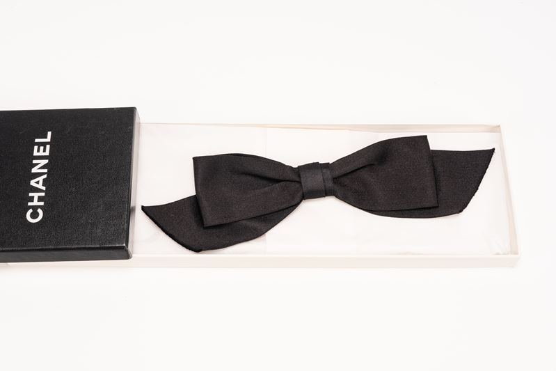 Chanel - Spilla a forma di fiocco, in raso di seta nero