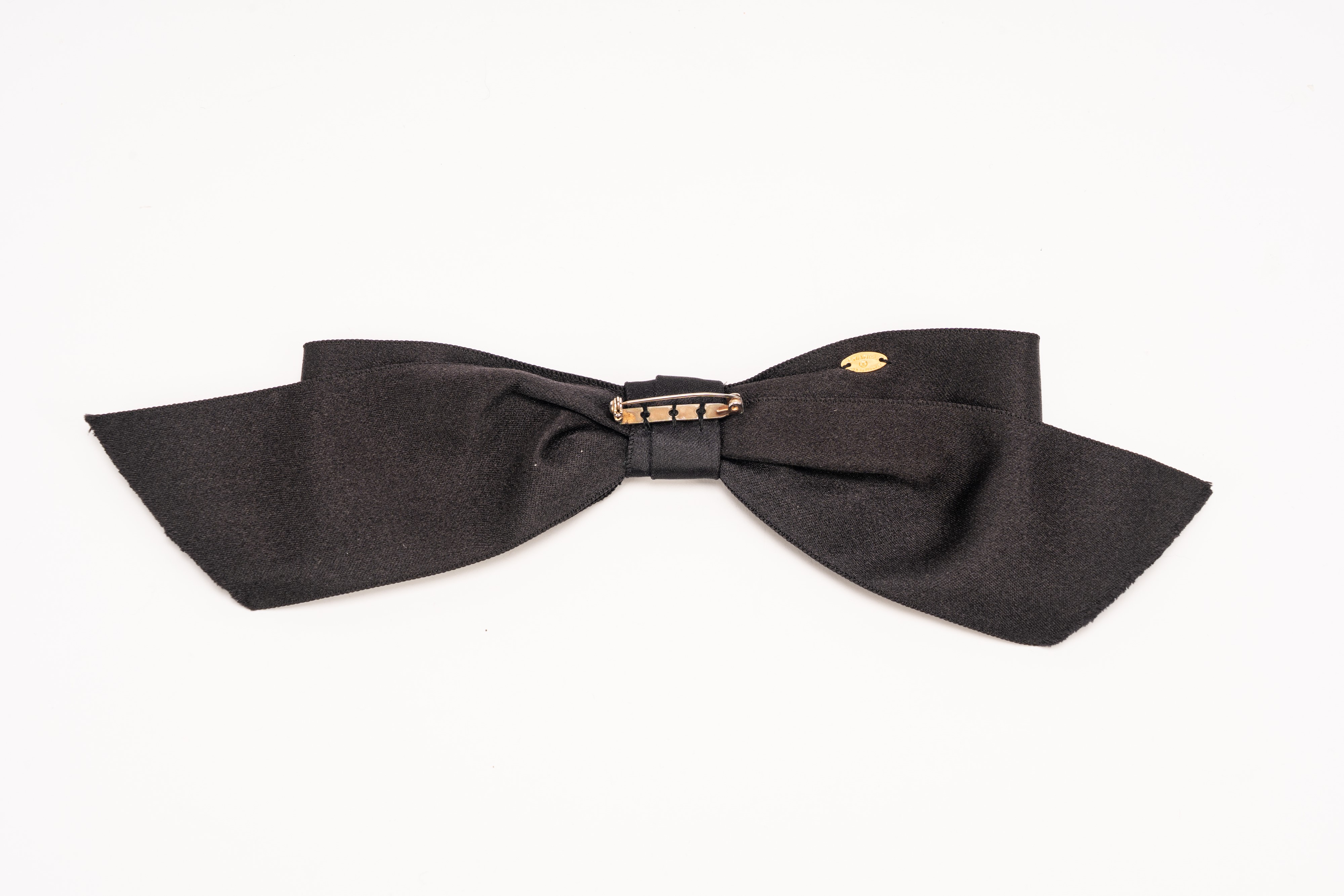 Chanel - Spilla a forma di fiocco, in raso di seta nero