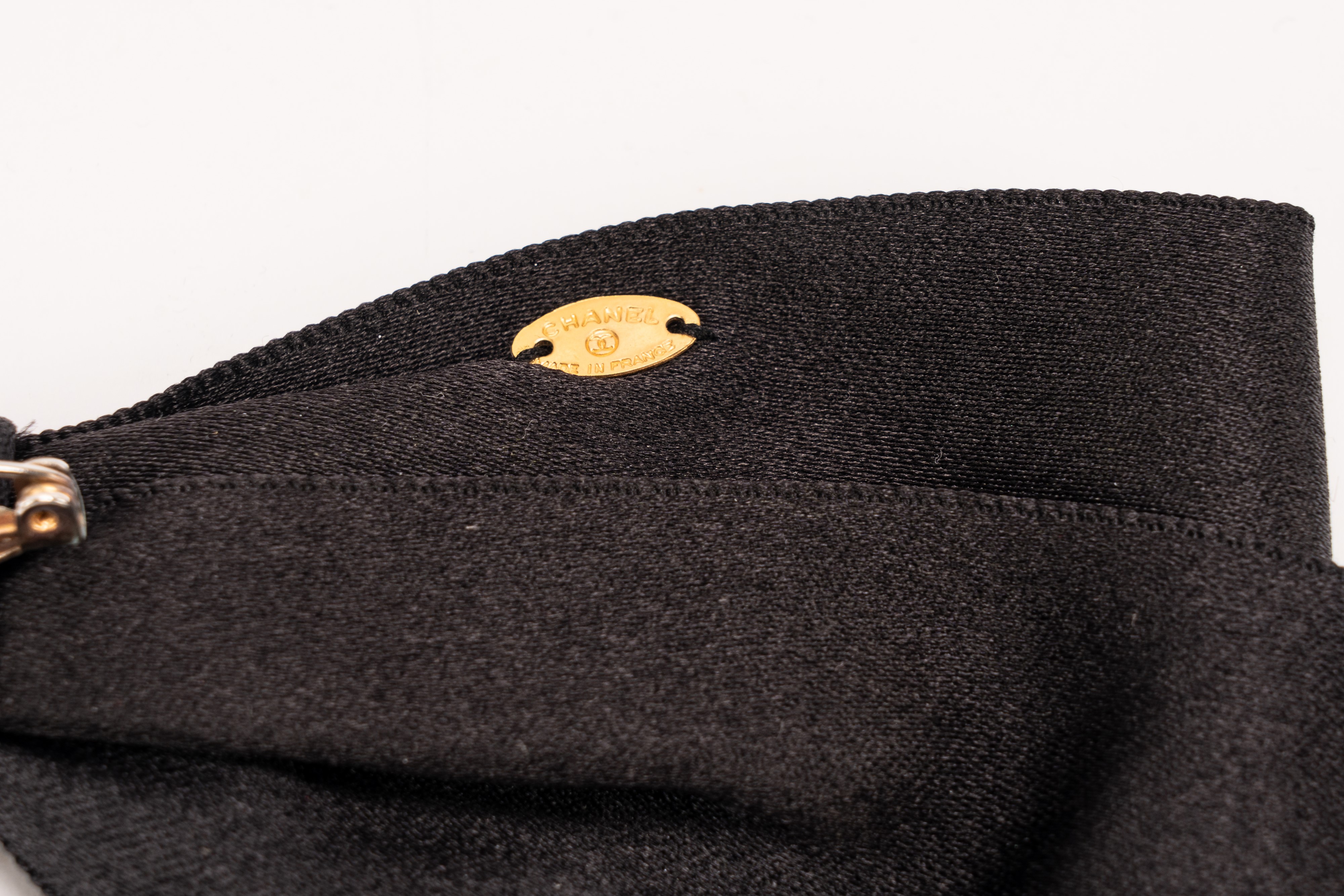 Chanel - Spilla a forma di fiocco, in raso di seta nero