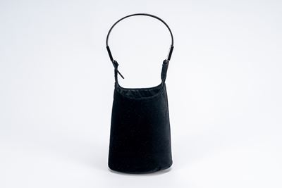 Borsa da sera in velluto nero, con accessorio interno e dettagli in metallo