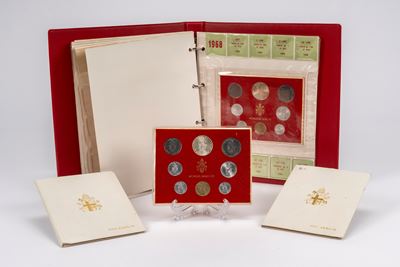 Collezione numismatica, VARI PONTEFICI (XX secolo) – divisionali in metallo e 500 lire Sede Vacan...