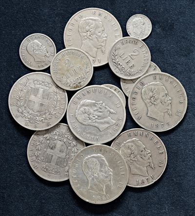 Vittorio Emanuele II, Lotto di 13 monete in argento (varie date e zecche), 213,95 g totali