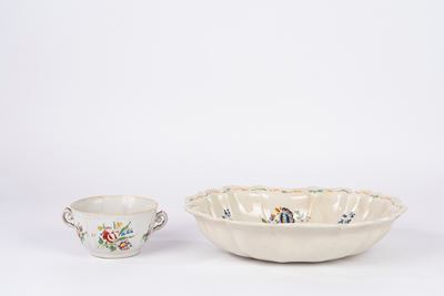Bacile e tazza in maiolica policroma decorata, secolo XVIII
