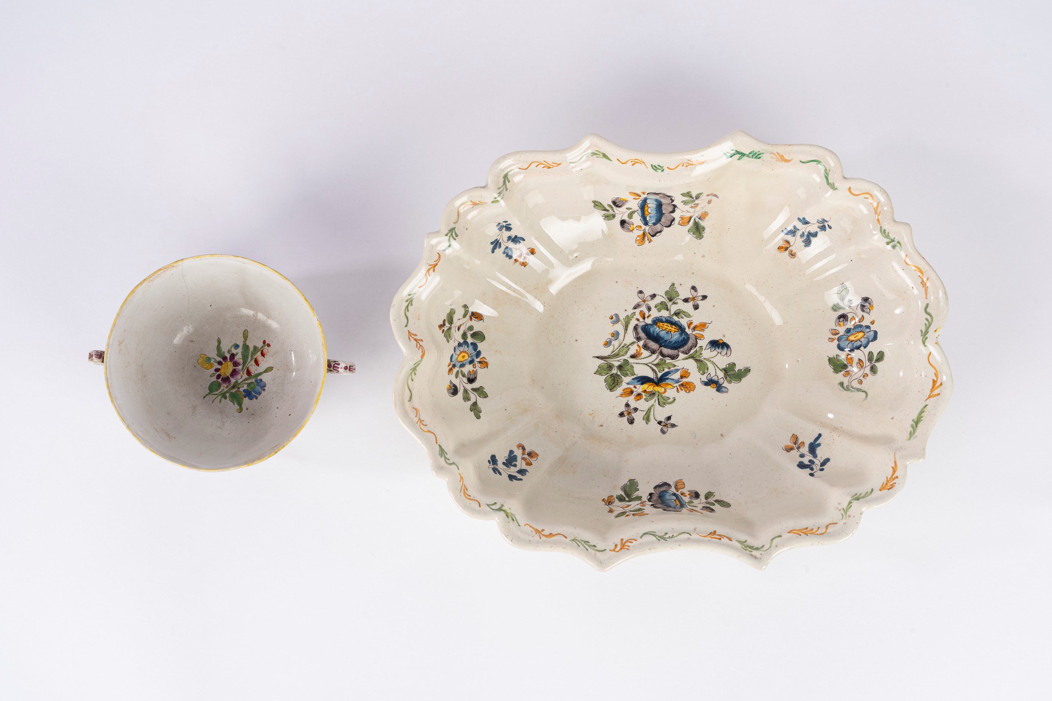 Bacile e tazza in maiolica policroma decorata, secolo XVIII