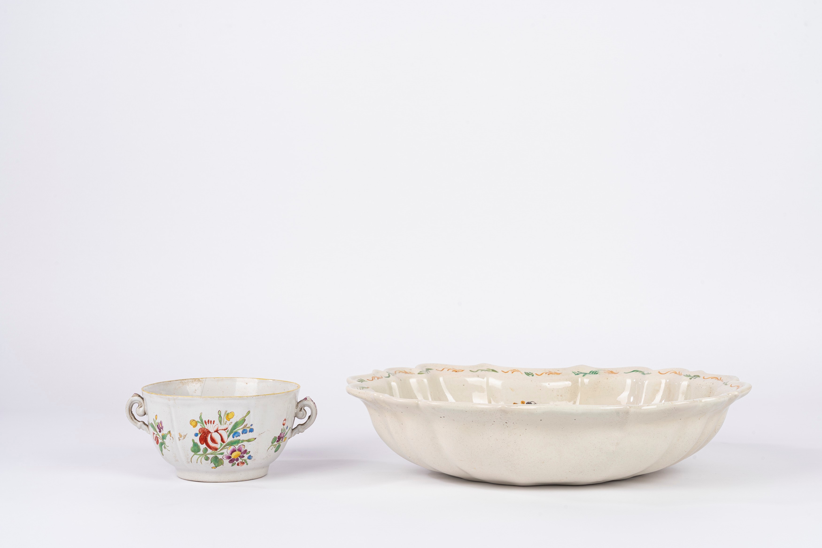 Bacile e tazza in maiolica policroma decorata, secolo XVIII