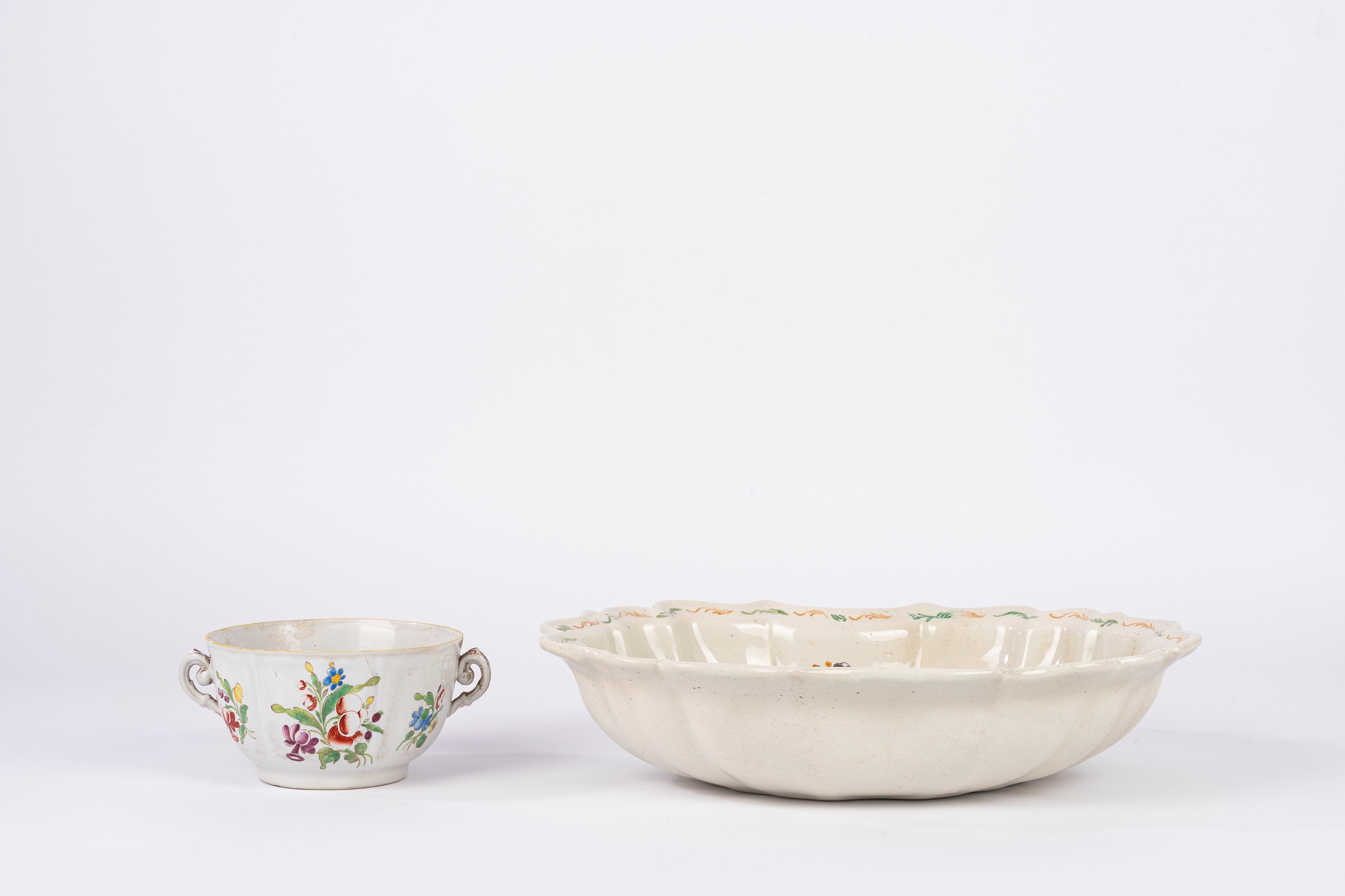Bacile e tazza in maiolica policroma decorata, secolo XVIII